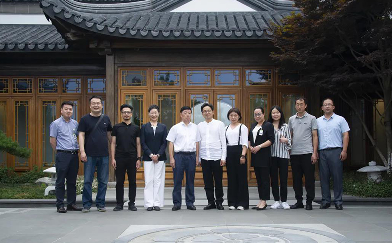 浙江省家具行業(yè)協(xié)會會長倪良正接待上海市家具行業(yè)協(xié)會會長高偉一行人參觀圣奧辦公家具