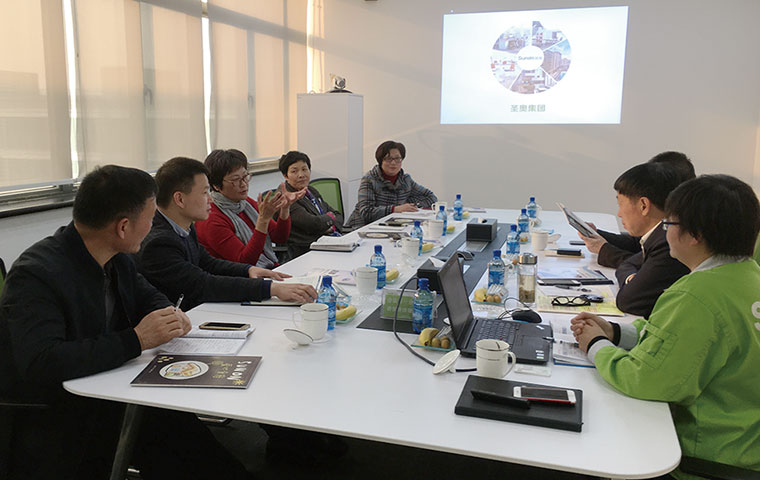 海寧市關工委主任張煒芬到尖山新區調研時點贊圣奧